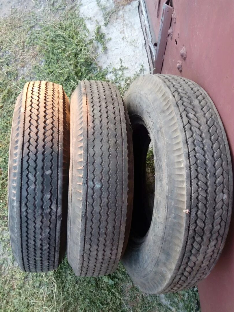 Покрышка на москвич 412. Покрышка москвич. Покрышка на москвич 412. Шины на азлк. Колеса на москвич 401 размер шин.