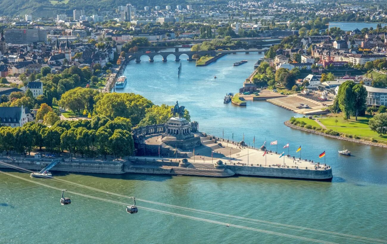 Koblenz рейн. Бурная европейская. Замки мозель рейн. Брюгге улица с деревьями. Бурная европейская.
