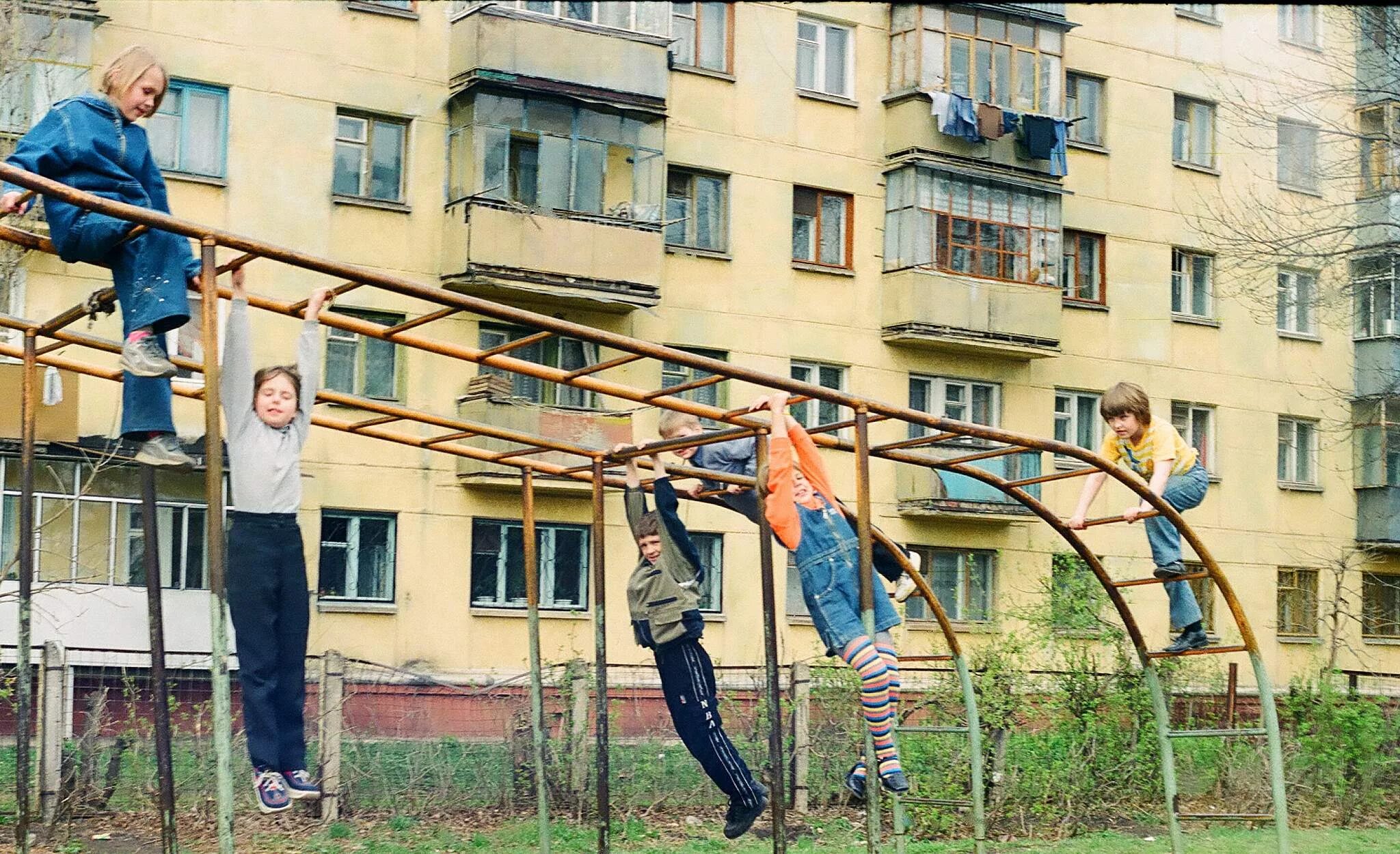 Мальчишки во дворе. Фотосессия во дворе. Дети во дворе. Друзья во дворе. Во дворе гуляют 17 человек мамы