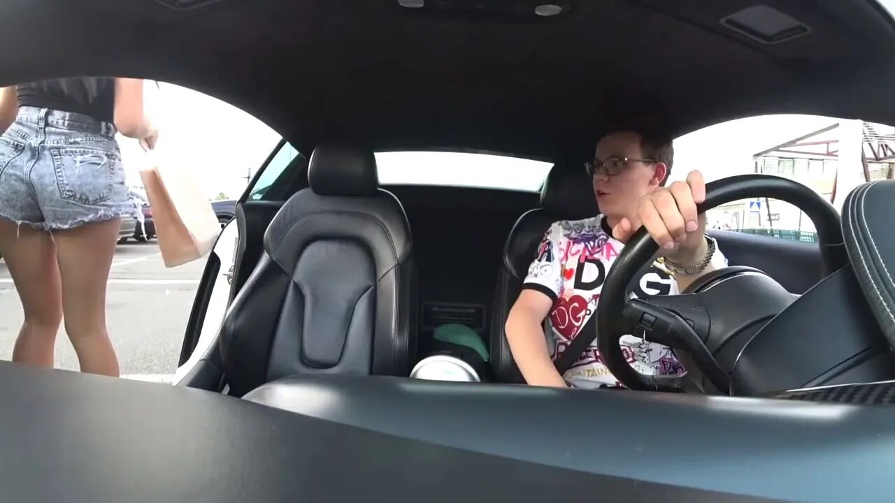 повелась на молодого. шкура повелась на машину. шкура повелась на дорогую тачку. шкура повелась. повелась на молодого.