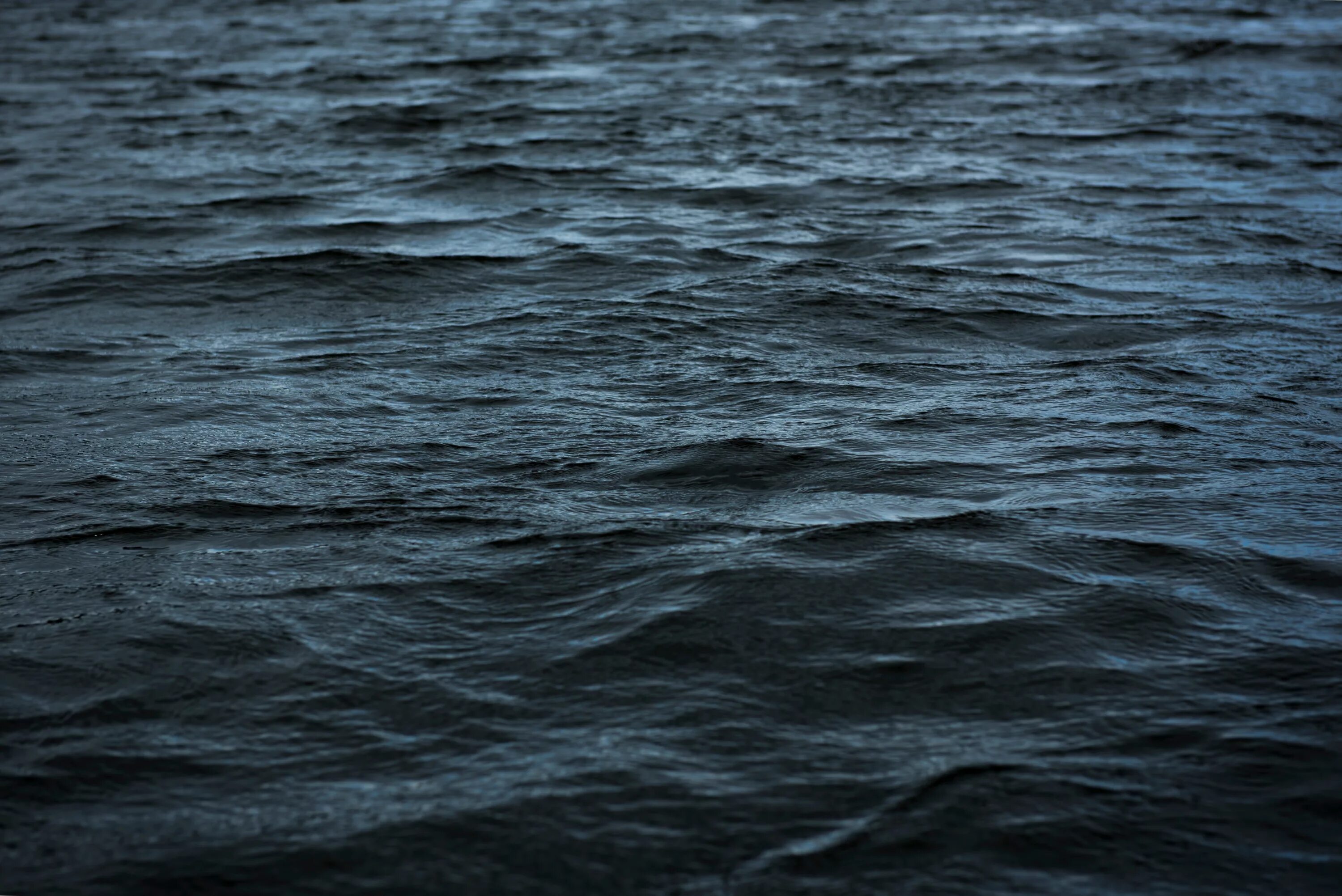 Черные воды фото. Темные воды. Темное море. Черная вода. Темные воды океана.