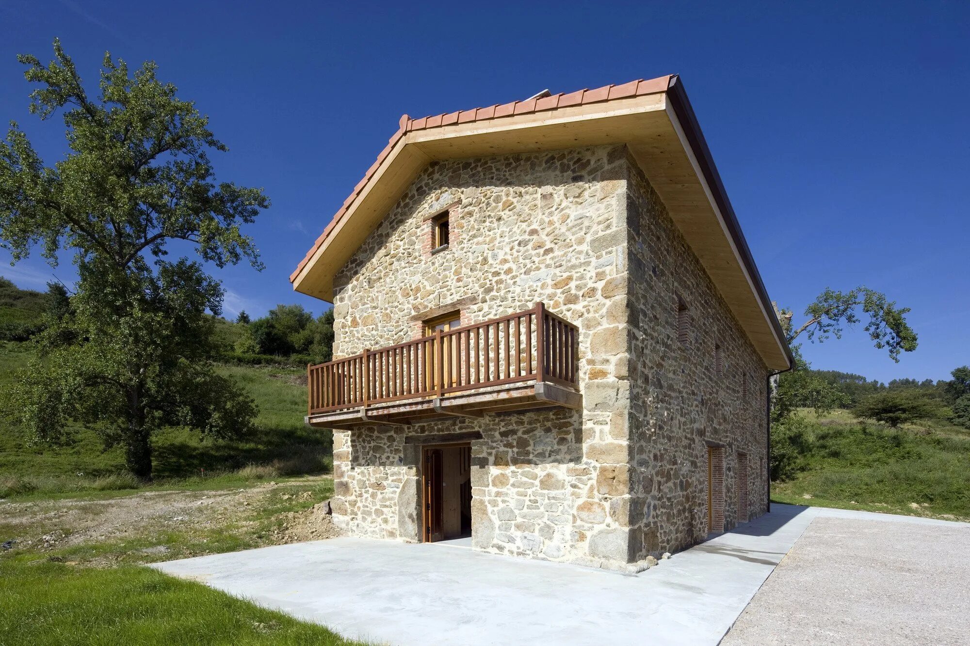 «Каменный дом» (исп. Casa de piedra). Сельский дом в Испании. Маленький каменный домик. Маленький домик из камня. Тало дом