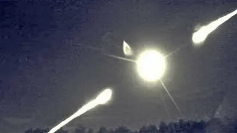 Яркий огненный шар на небе образовавшийся
