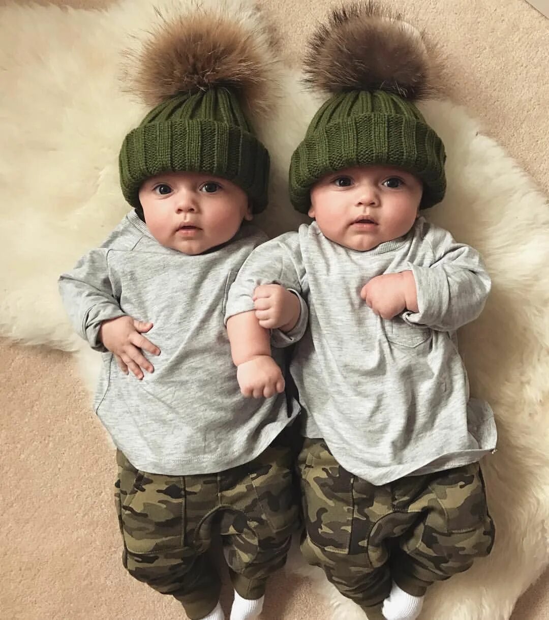 Двойняшки мальчики. Близнецы мальчики. Двойняшки мальчики. Двойняшек мальчишек. Близнецы мальчики.
