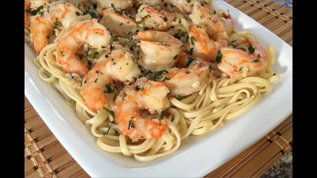 Альфредо с креветками. Лингуине (linguine). Паста с морепродуктами и песто. Паста с креветками на кокосовом. Паста лингвин лингвини.