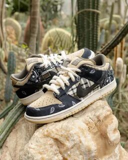 Nike x travis sb dunk low