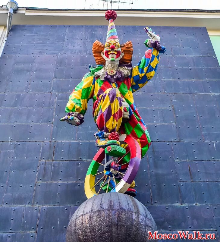 Вход клоуна. Цирк Никулина клоуны. Клоуны цирка Никулина на Цветном бульваре. Церетели клоуны на Цветном. Памятник клоунов на Цветном бульваре в Москве.