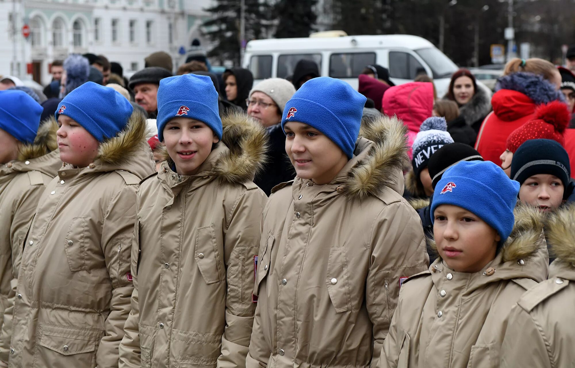 знаменитые жители твери. тверь фото жителей. площадь михаила тверского тверь. медвежьи шахматы. люди играют в шахматы на улице.