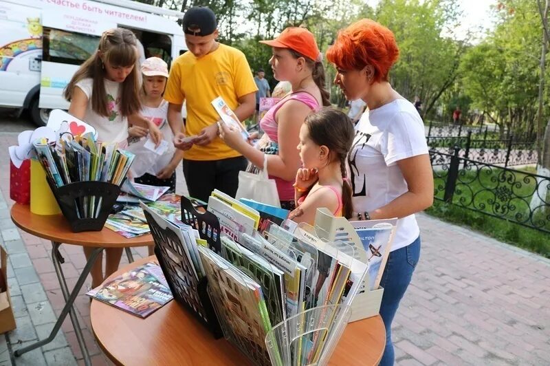 Библиотека проводит конкурс. Библиотечный дворик летний читальный зал. Выездной читальный зал в библиотеке. Летний читальный зал на улице. Выездной летний читальный зал в детской библиотеке.