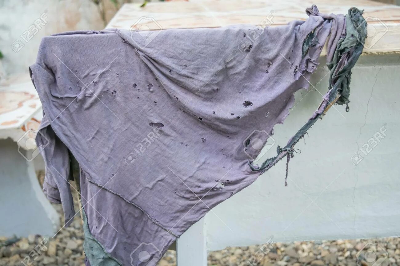 Clothing damage. Рваная одежда. Старая рваная одежда. Порванная футболка. Clothing damage.