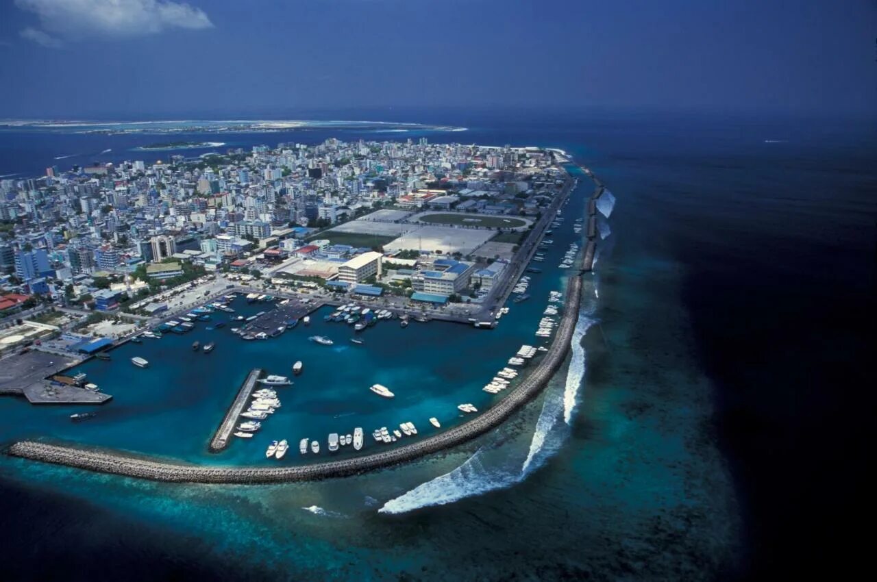 Столицы самых маленьких стран. Город Мале Мальдивы. Столица Мальдив - город Мале.. Мале площадь острова. Площадь Мале Мальдивы.
