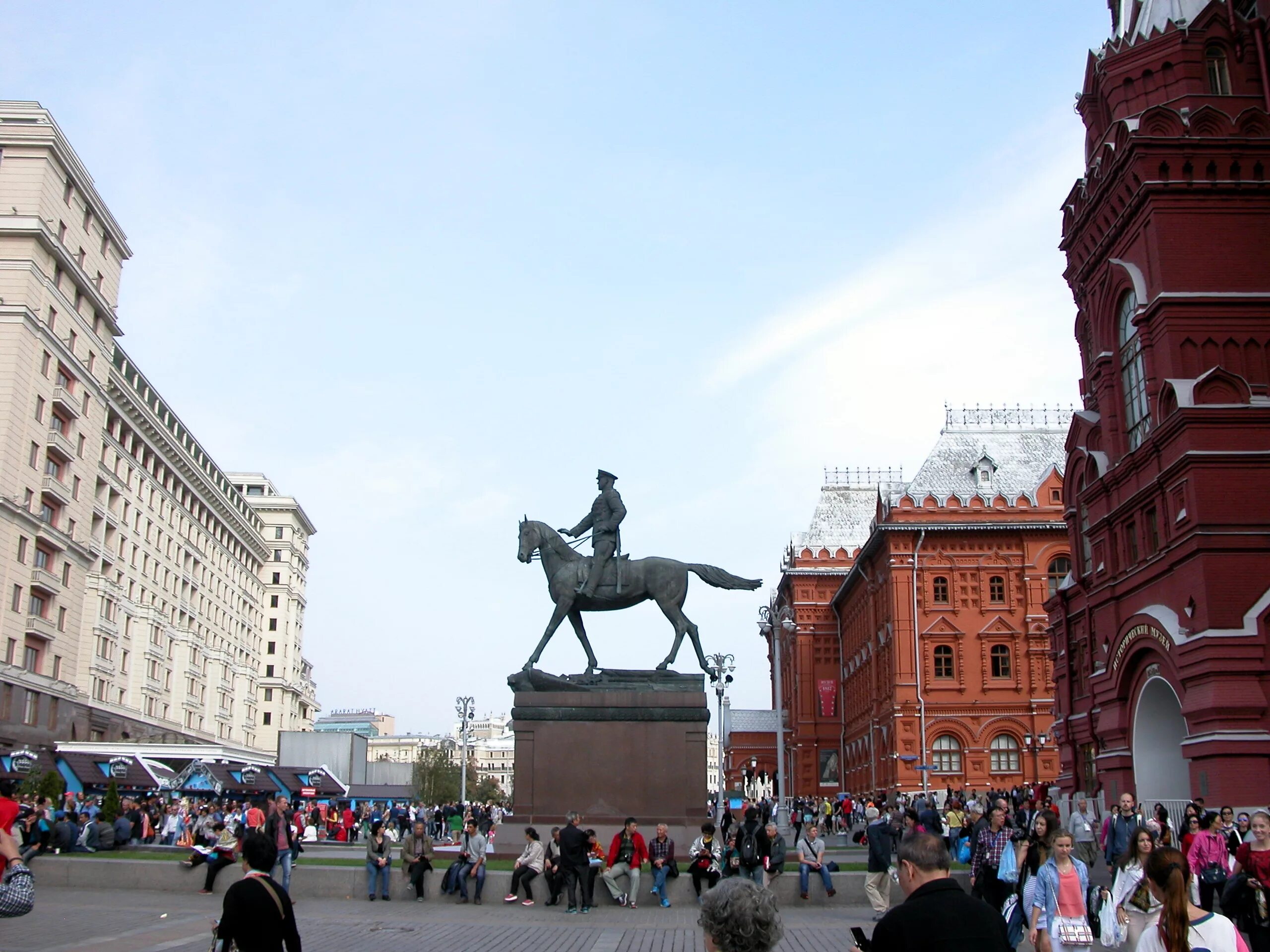 Сегодня на охотном. Охотный ряд памятник Жукову. Метро Охотный ряд памятник Жукову. Памятник Жукову на Манежной площади.