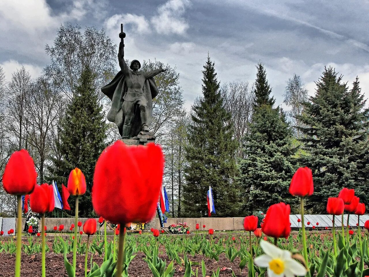 Холм Новгородская область площадь Победы. Братская могила город холм площадь Победы. Г холм Новгородской области пл. Победы. Город холм площадь Победы.