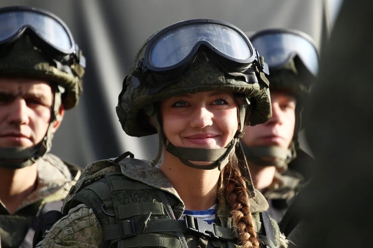 Российский солдат. Военный улыбается. Современный солдат. Современные войска.