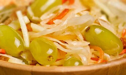 Маринованная капуста с виноградом. Маринованная капуста с виноградом. Капуста квашеная провансаль. Капуста маринованная с виноградом. Квашеная капуста с клюквой.