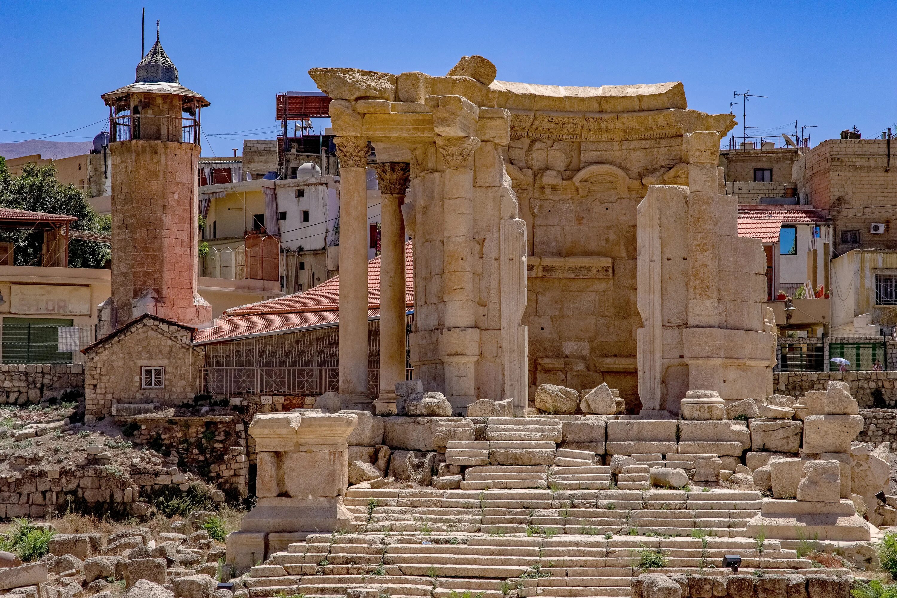 Roman temple. Гелиополь древний храм. Баальбек (Гелиополь). Гелиополис Ливан. Гелиополь (древний Египет).