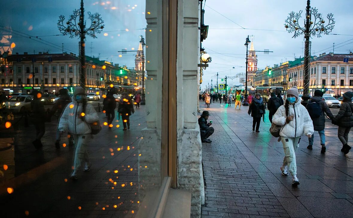 Питер в апреле. Петербург в конце апреля. В Питере ноябрь люди. Москва в конце апреля. 30 апреля спб