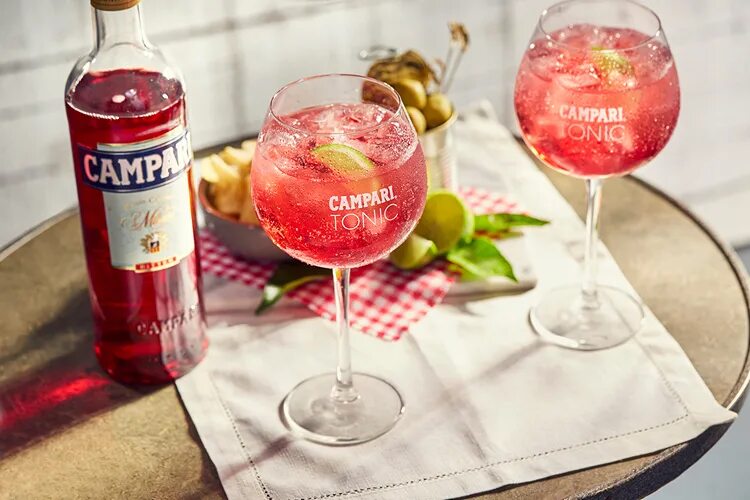 Campari тоник коктейль. Campari ликер. Кампари Спритц коктейль. Апероль кампари