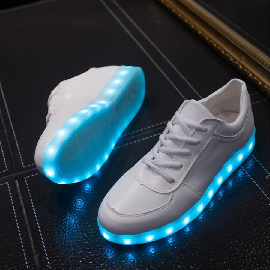 Кроссовки с зарядкой садовод. Кроссовки с подзарядкой. Светящиеся кроссовки для девушек. Обувь со светящейся подошвой для мальчика. Кроссовки с подзарядкой.