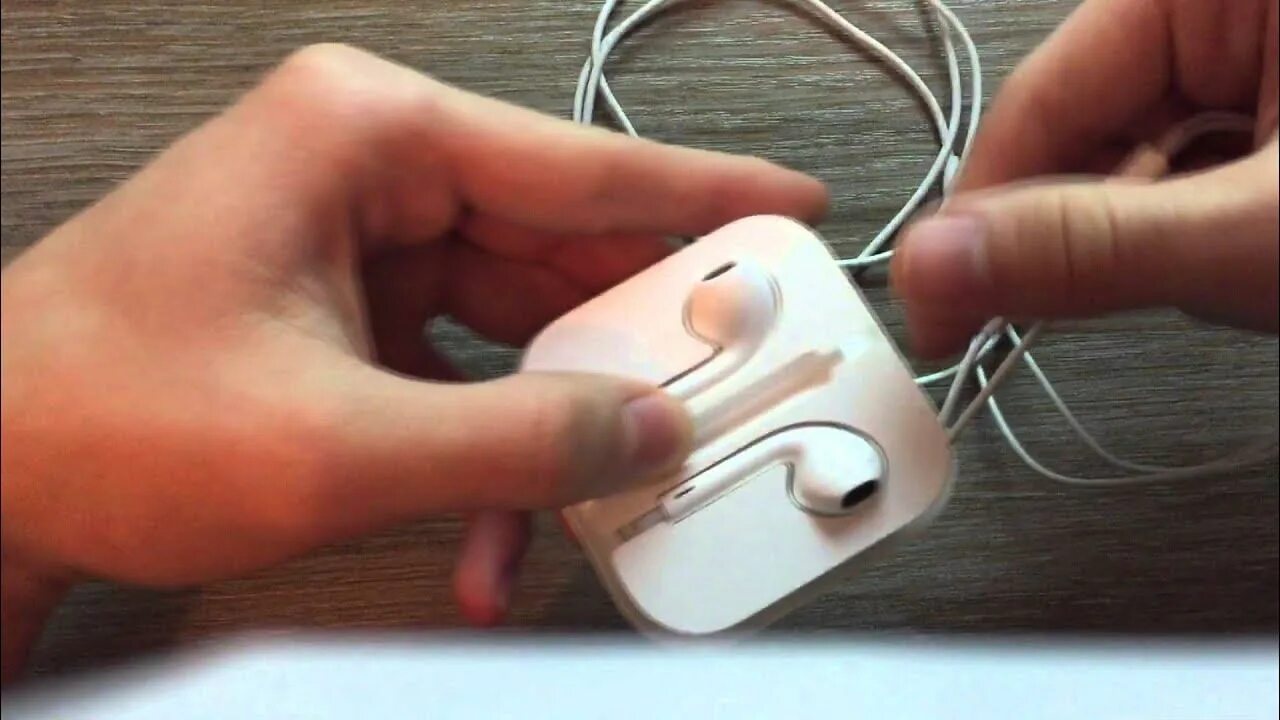 Как подключить наушники айфон 5. Как скрутить наушники. как сложить наушники от айфона. как смотать наушники. как сложить наушники от айфона в коробочку.