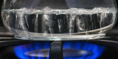 Кипение наблюдается сразу во всей трещине