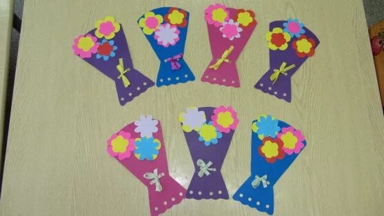 Аппликациябукер для мамы. Букет для мамы в младшей группе. Аппликация цветы в подготовительной группе. Цветы. Коллективные детские работы.