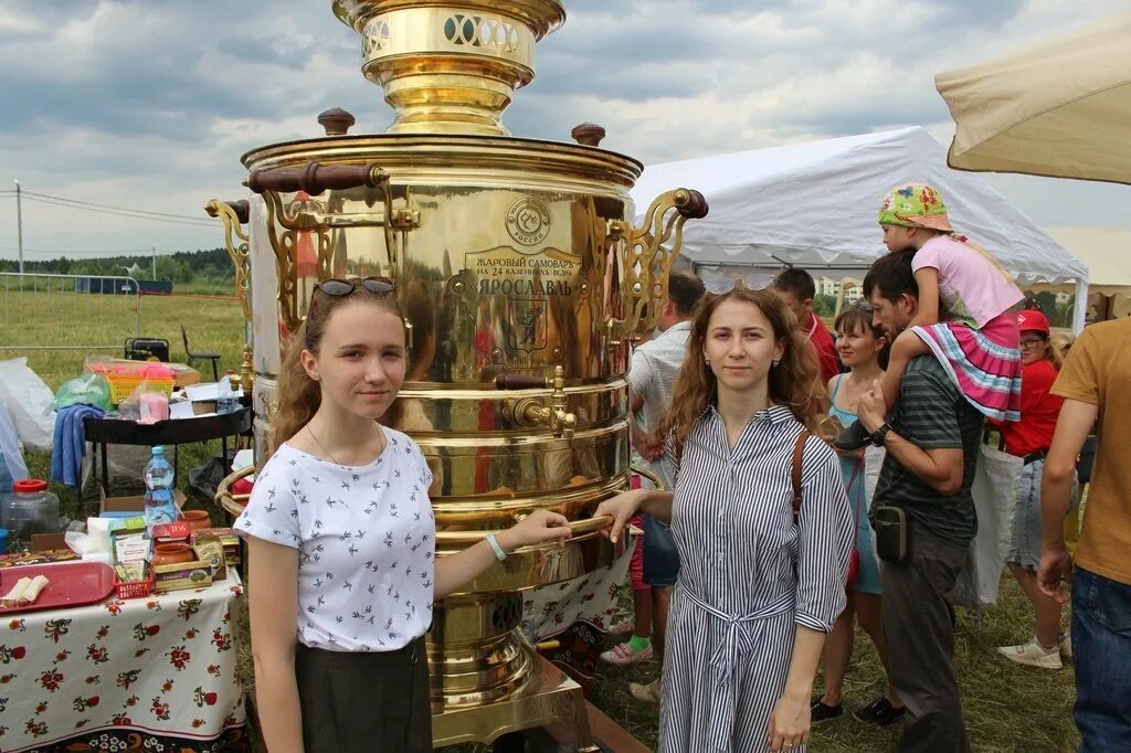 Фестиваль текстильный посад. Фестиваль русский мир. молодежный православный фестиваль. сергиев посад фестивали. фон православного молодежного фестиваля.
