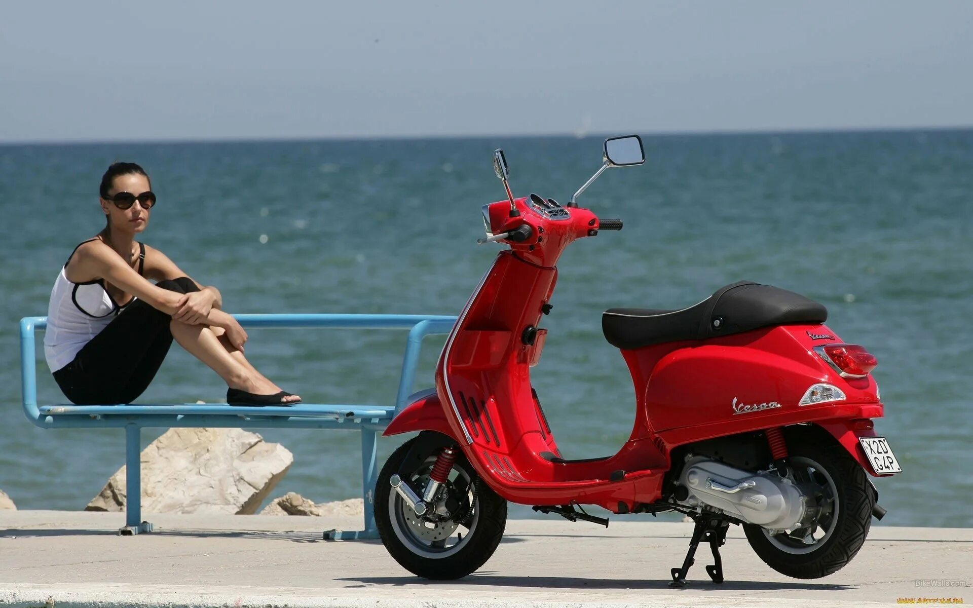 Плюсы скутера. Vespa s125. Веспа 50. Vespa 125s 50th. Мотороллер Веспа путешествие.