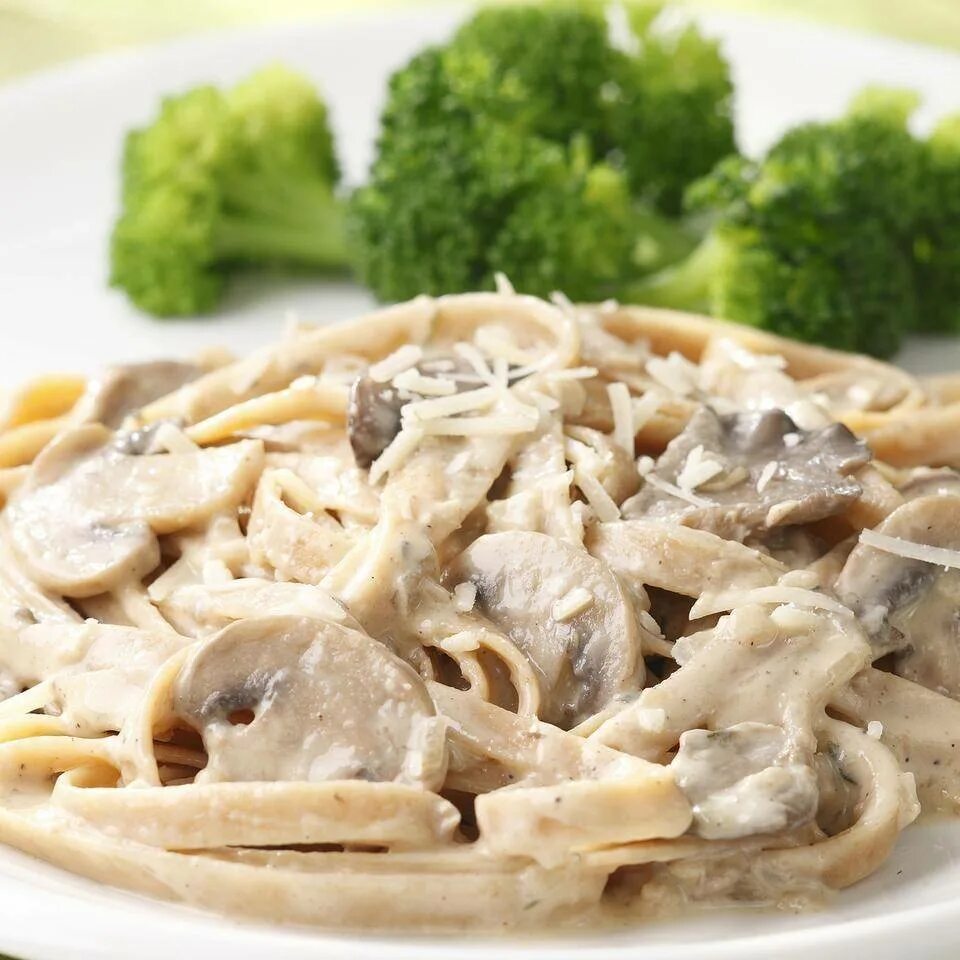 Макароны с грибами и курицей в сливочном. Паста с курицей и грибами в сливочном соусе с сыром. грибная фетучини. фетучини в сливочно-грибном соусе. паста с грибами в сливочном соусе.