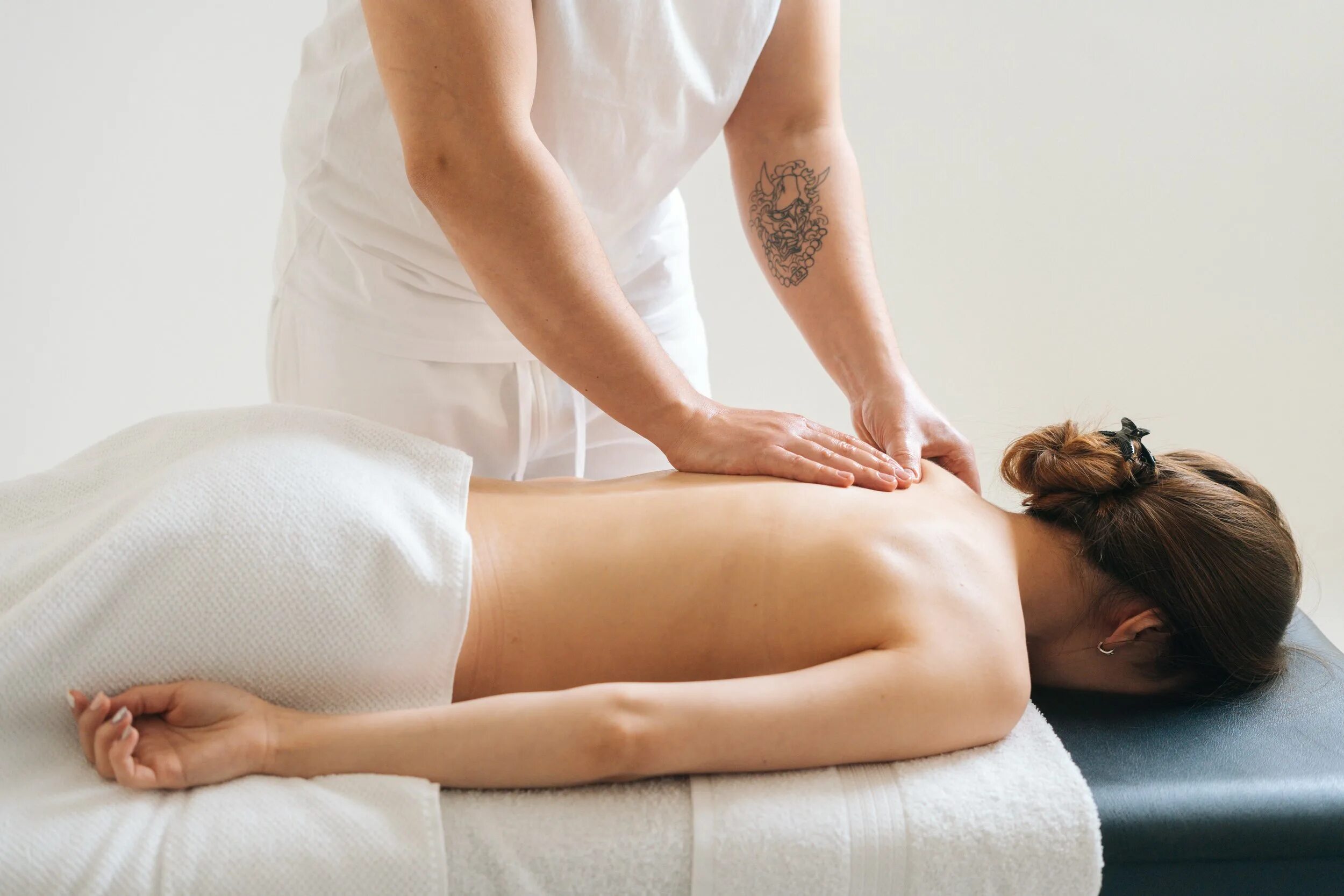 Нежный массаж. Пришел на массаж а там девушка. Массаж массажист. Авторский массаж тела. Массаж в спа салоне для женщин.