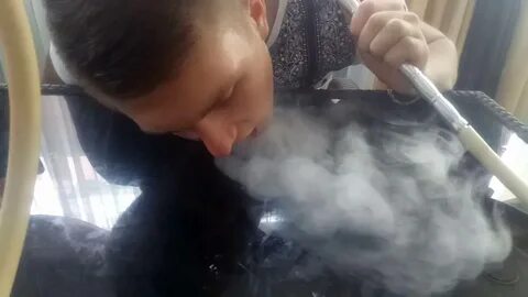 Парни курят кальян