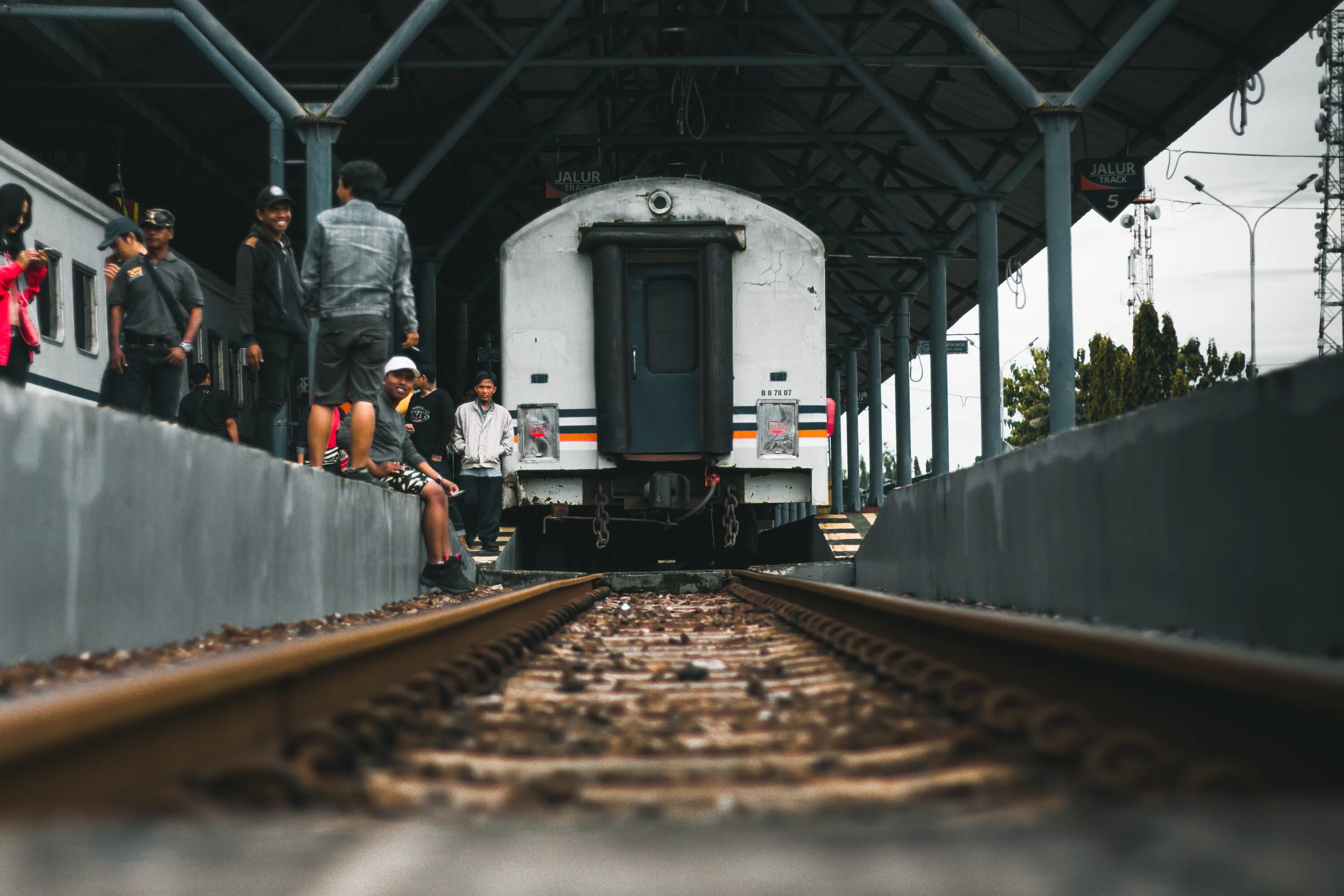 Поезд Свободный. Люди в поезде. Поезд чёрный 0. Harsco railъ.