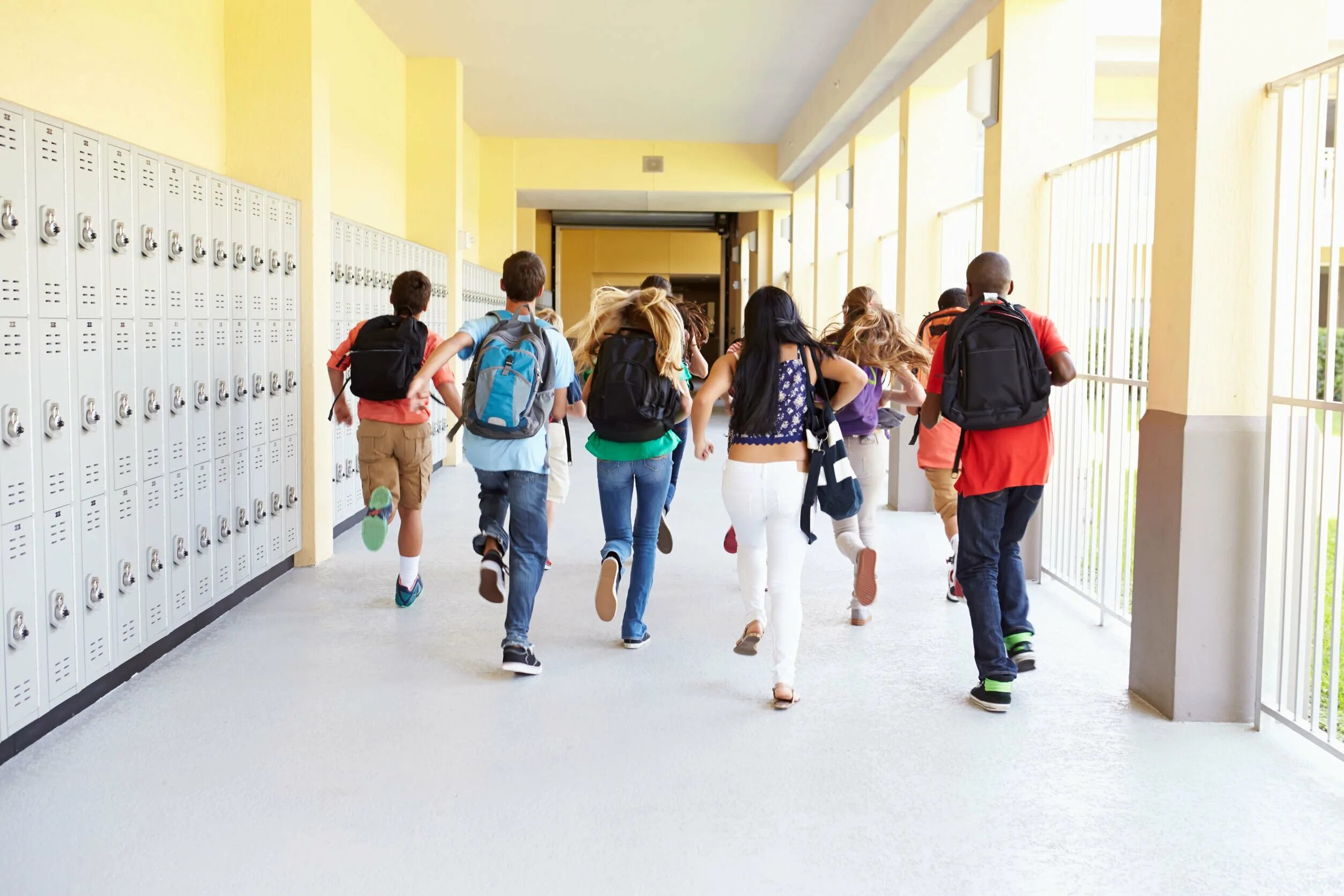 Школьный коридор американской школы. Школьный коридор с учениками. Школьный коридор с людьми. Школьники в коридоре школы.