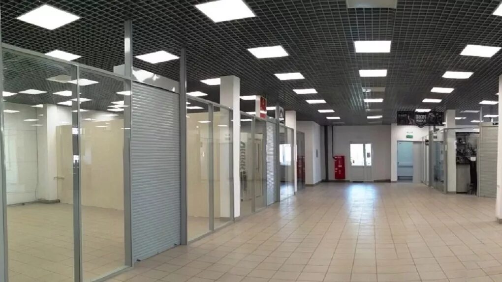 Пустое помещение в тц. Сдача в аренду торгового центра. Помещение в торговом центре. Сдача в аренду торгового центра. Торговое помещение.