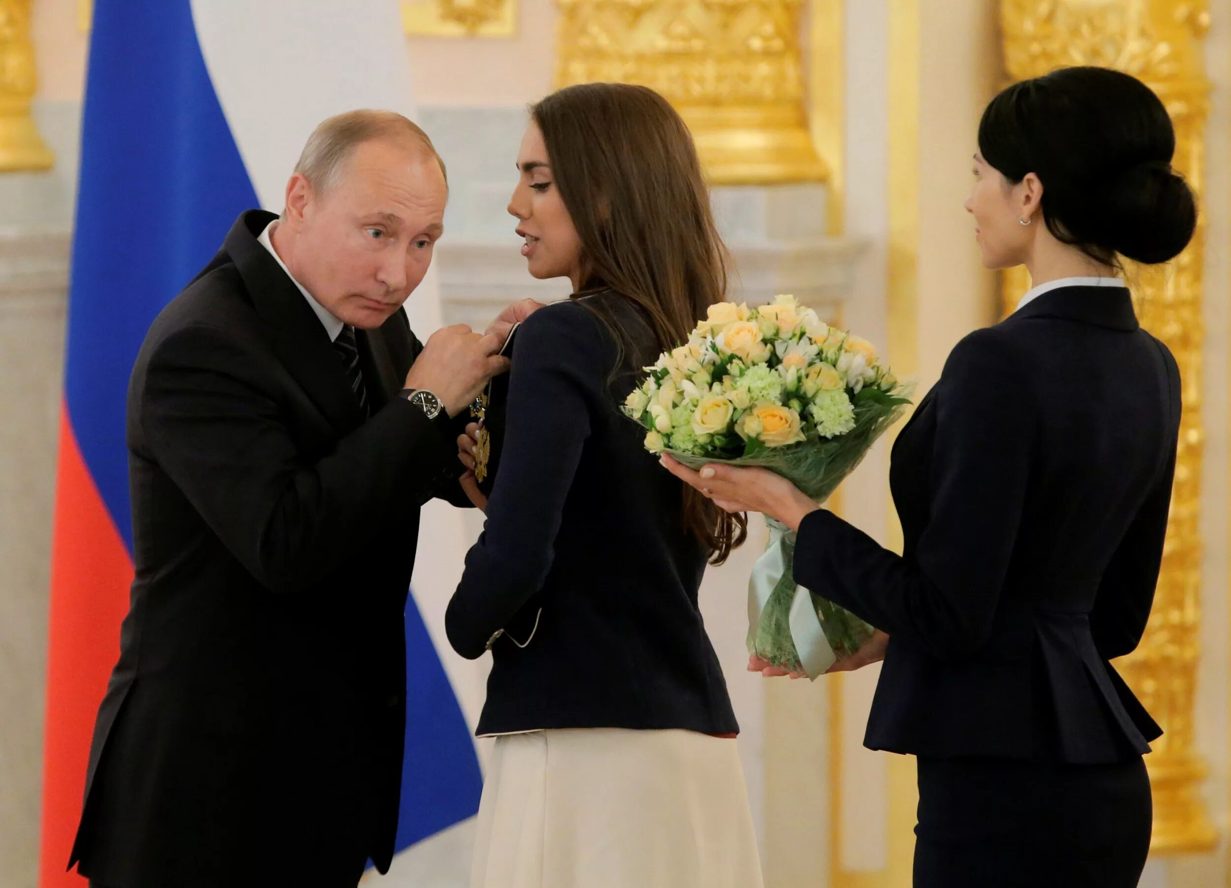 Что с президентом. Путин вручает награду женщине. Вручение наград женщины. Кабаева награждение в Кремле. Путин награждает Кабаеву.