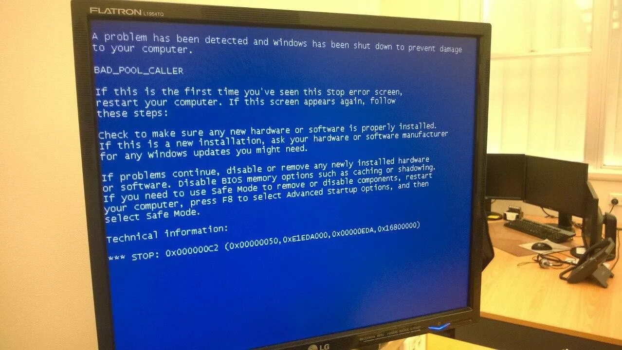 Экран смерти Windows 10. Синий экран на компьютере. Синий экран на ПК. Синий экран Windows 10.