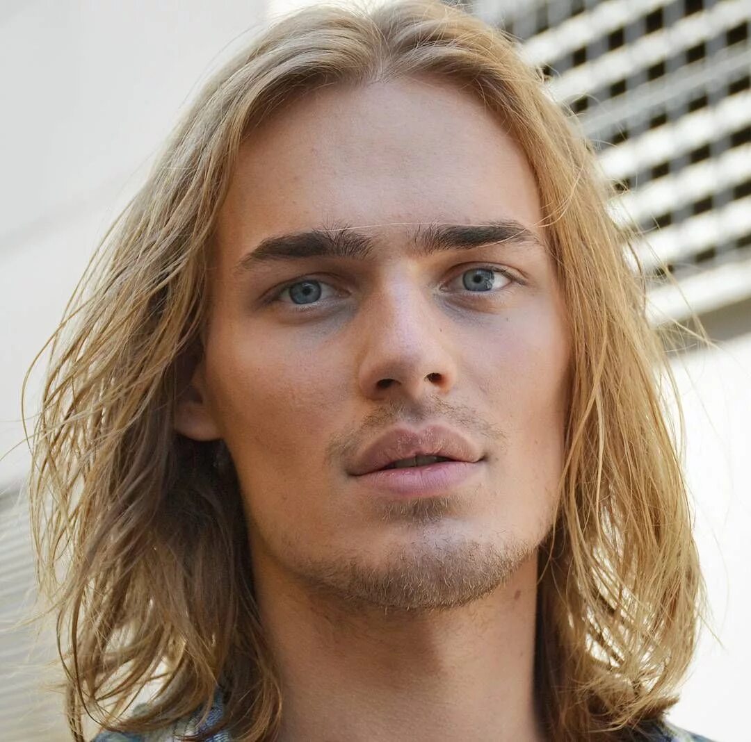 Длинноволосый джером мэтью. Мужчина с длинными светлыми волосами. Длинноволосые светлые парни. Джош хомме с длинными волосами. Черный феникс академия хилт.