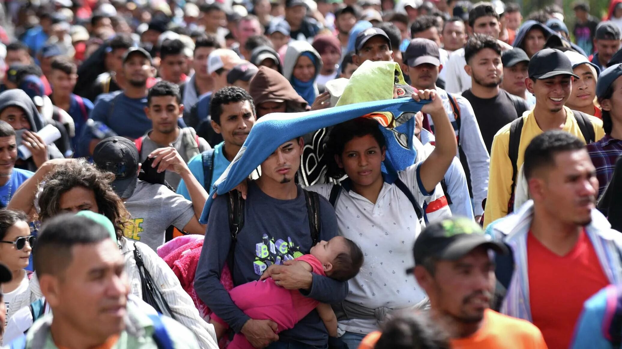 Толпа мигрантов. Гастарбайтеры из африки. Африканцы в африке. Беженцы в германии 2015 год. Мигранты в германии.