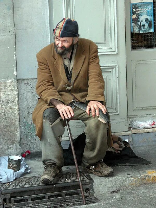 Про бомжей новое. Бомжиха в пальто.