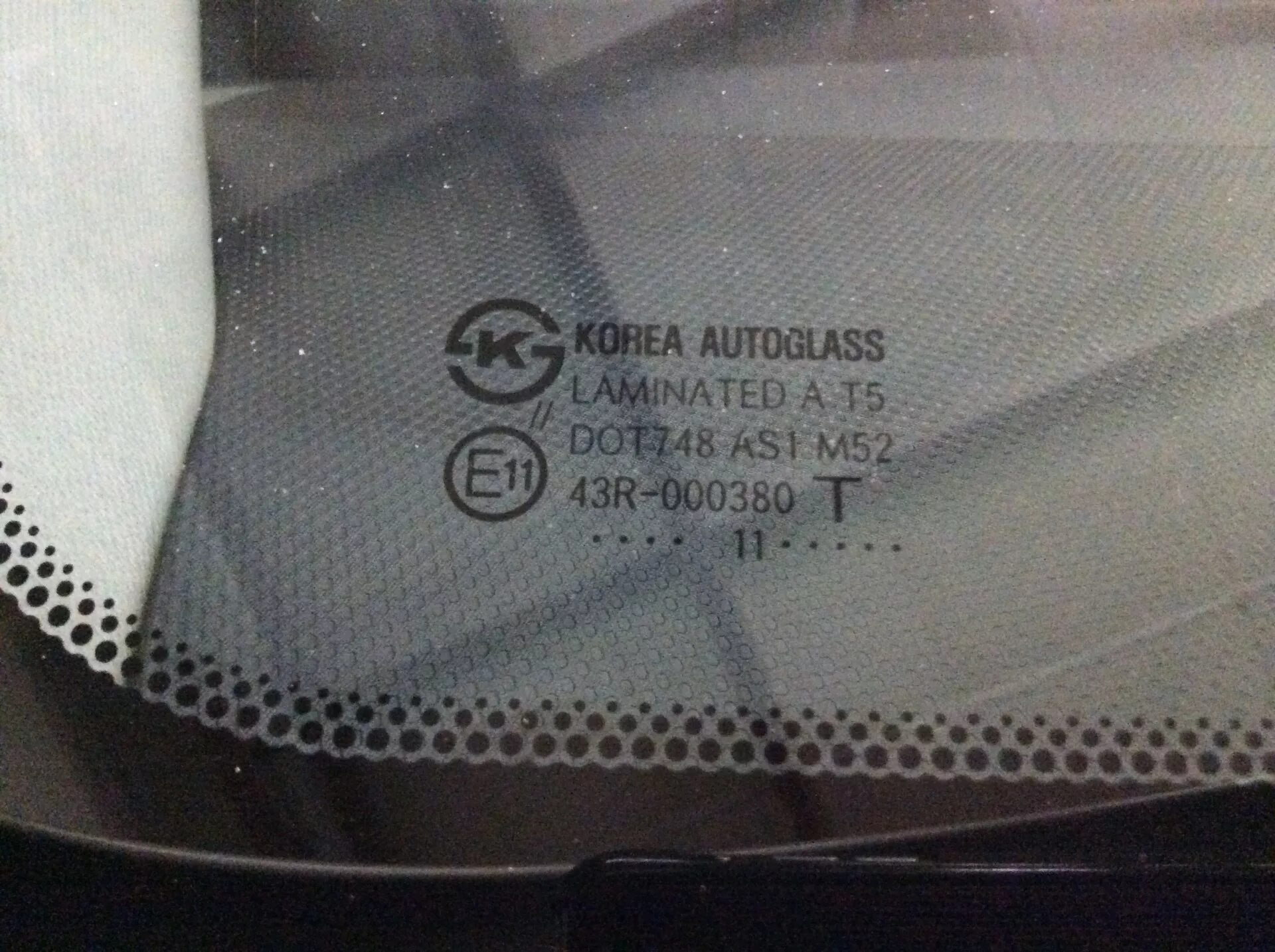 Год автостекла. Лобовое стекло Hyundai Solaris оригинал маркировка. Ветровое стекло Hyundai Solaris 2013 маркировка неоригинального. Стекло лобовое КМК VW t5. Маркировка лобового стекла Солярис 2.