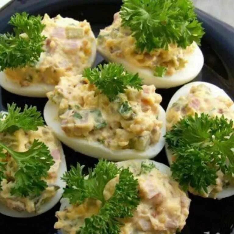 Холодные закуски. Фаршированные вареные яйца. Перепелиные яйца фаршированные печенью трески. Яйца фаршированные сельдью. Фаршированные яйца с красной рыбой.