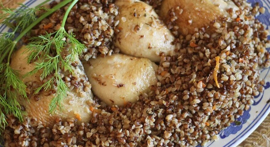 Каша гречневая с курицей в мультиварке. Гречка в мультиварке фото. Гречка по купечески. Гречневая каша с курицей в мультиварке. Гречка с курицей.