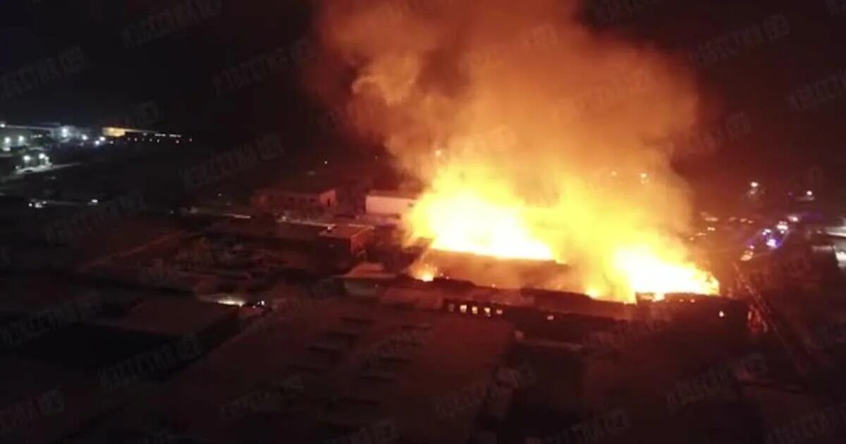 Нападение во фрязино. Пожар на мебельной фабрике во Фрязино. Пожар во Фрязино сейчас 2022. Мебельная фабрика на Фрязево пожар. Сгоревший завод во Фрязино.