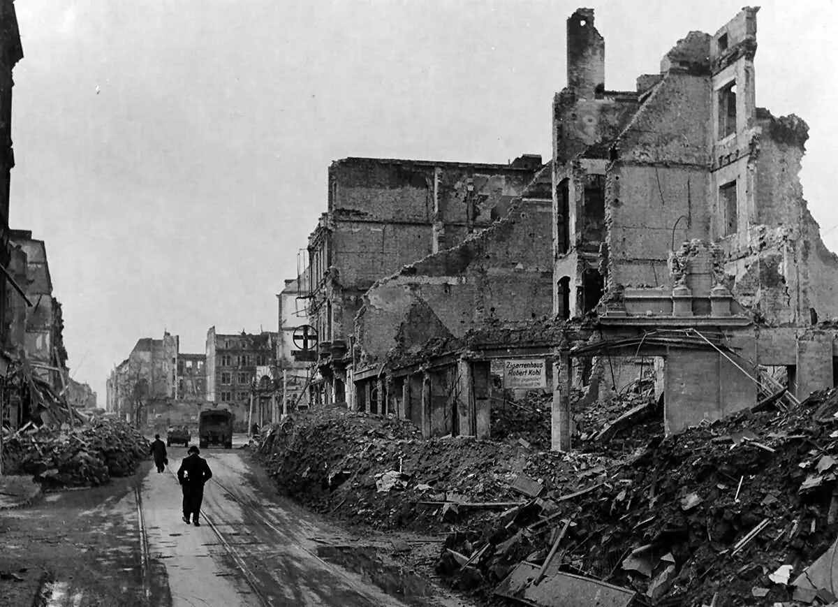 Немецкие города после войны. Руины Германии 1945. Разрушенный Берлин 1945. Послевоенная Германия 1945. Западная Германия 1945.