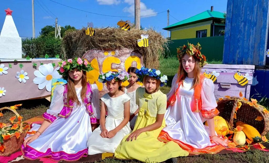 Народные праздники ивана купала. Уходящее лето. Подсолнухи осенью. Толмачи праздник карельского пирога. Медовый спас (первый спас - маковия).