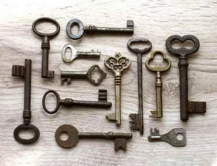 Ключ старого образца. Старинный ключ. Коллекция старинных ключей. Ключ от шифоньера.