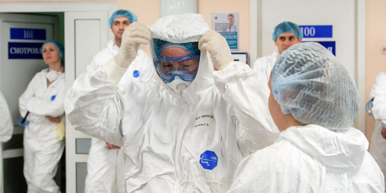 Эпидемиолог блондинка. 52 московская клиническая больница коронавирус врачи. Эпидемиолог. Медики. Эпидемиолог картинка.