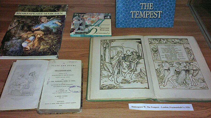 ученый с книгой. книга была написана учеными. книга была написана учеными. книга была написана учеными. книги писались монахами.