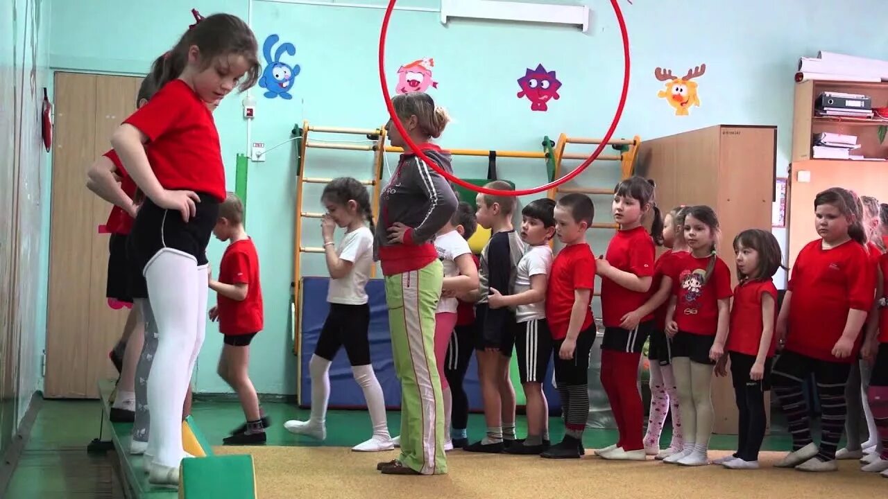 Дети в садике переодеваются. Физкультуры в школе девочек. Переодевание детей в детском саду. Переодевание на физкультуру в школе. Переодевание на физкультуру в садике.