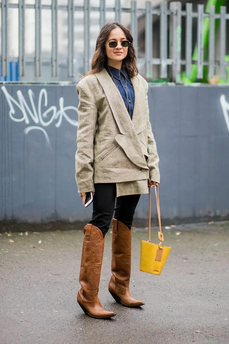 Сапоги в ковбойском стиле. Сапоги казаки street style 2020. Образ с джинсовыми сапогами. Сапоги казаки с платьем. Образ с сапогами казаками высокими.
